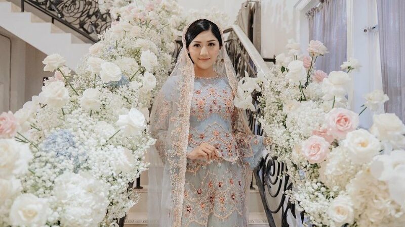 Cekricek.id - Erina Gudono resmi menggelar semaan Al-qur'an sebagai rangkaian upacara jelang pernikahannya dengan Kaesang Pangarep. Dalam siaran langsung yang tayang di televisi, semaan ini ditandai dengan pembacaan 30 juz Al-qur'an.