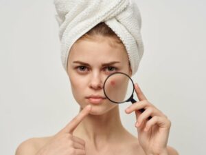 Cekricek.id - Jerawat yang meradang sering kali membuat penderitanya merasa tidak nyaman. Selain karena rasa sakit, bintik merah yang menonjol di area wajah ini juga sangat mengganggu penampilan.