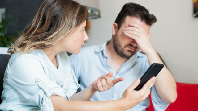 Cekricek.id - Banyak yang bilang rasa cemburu baik untuk bagi pasangan karena menandakan dia benar-benar peduli. Namun, jika terlalu larut dan sering, hal itu tentu akan jadi menyakitkan dan merusak.