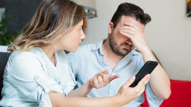 Cekricek.id - Banyak yang bilang rasa cemburu baik untuk bagi pasangan karena menandakan dia benar-benar peduli. Namun, jika terlalu larut dan sering, hal itu tentu akan jadi menyakitkan dan merusak.