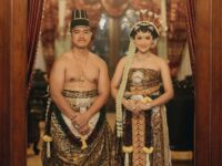 Cekricek.id - Kaesang Pangarep dan Erina Gudono telah resmi menjadi suami istri. Mereka sukses menggelar pernikahan selama tiga hari lamanya. Tidak hanya mempersilakan tamu undangan, acara sakral anak presiden Joko Widodo itu juga memberi kesempatan agar seluruh masyarakat bisa menyaksikannya.