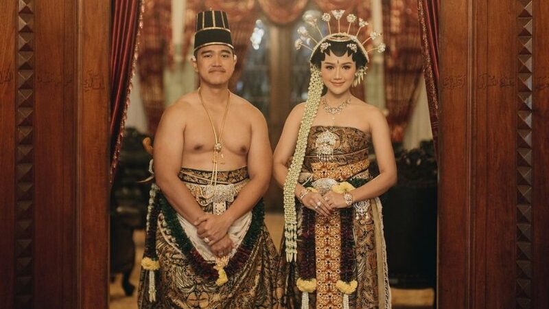 Cekricek.id - Kaesang Pangarep dan Erina Gudono telah resmi menjadi suami istri. Mereka sukses menggelar pernikahan selama tiga hari lamanya. Tidak hanya mempersilakan tamu undangan, acara sakral anak presiden Joko Widodo itu juga memberi kesempatan agar seluruh masyarakat bisa menyaksikannya.