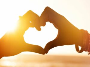 Cekricek.id – Banyak yang percaya bahwa jatuh cinta adalah perasaan yang terjadi secara spontan, acak, dan tidak terkendali. Namun, perlu diketahui bahwa perasaan tersebut nyatanya bukanlah hal yang spontan atau acak, dan tentunya berada di bawah kendali kita.