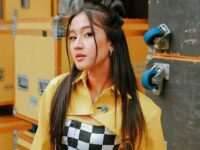 Cekricek.id – Keisya Levronka resmi merilis single barunya yang bertajuk “Hidup Tanpamu”. Lagu tersebut memiliki musik yang sendu dengan lirik yang bercerita tentang kegalauan seseorang yang berpikir akan memilih pisah dari kekasihnya. Dia pun berhasil menuai banyak pujian.