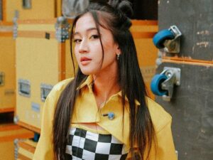 Cekricek.id – Keisya Levronka resmi merilis single barunya yang bertajuk “Hidup Tanpamu”. Lagu tersebut memiliki musik yang sendu dengan lirik yang bercerita tentang kegalauan seseorang yang berpikir akan memilih pisah dari kekasihnya. Dia pun berhasil menuai banyak pujian.