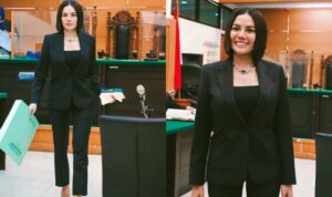 Cekricek.id – Artis kontroversial Nikita Mirzani kini tengah menjalani sidang atas kasus dugaan pencemaran nama baik terhadap Dito Mahendra. Meski terjerat masalah yang serius, ibu empat anak itu tetap terlihat tenang dan tersenyum lebar saat mengadiri sidang baru-baru ini.