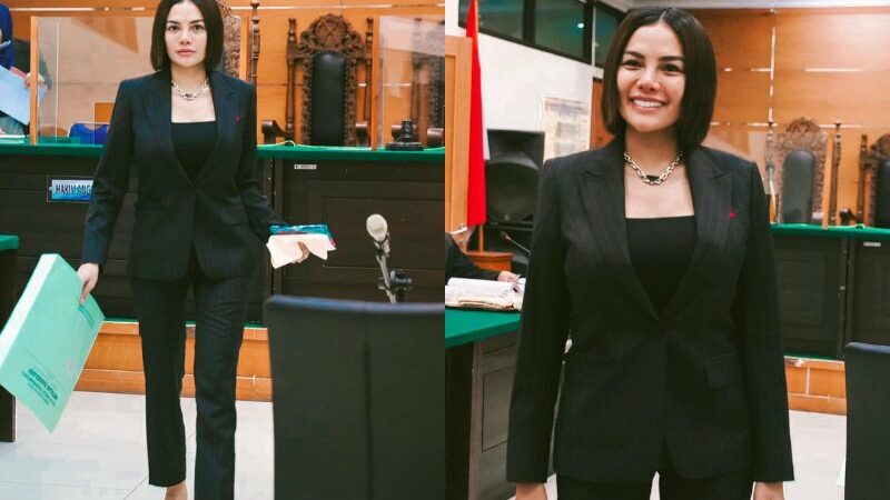 Cekricek.id – Artis kontroversial Nikita Mirzani kini tengah menjalani sidang atas kasus dugaan pencemaran nama baik terhadap Dito Mahendra. Meski terjerat masalah yang serius, ibu empat anak itu tetap terlihat tenang dan tersenyum lebar saat mengadiri sidang baru-baru ini.