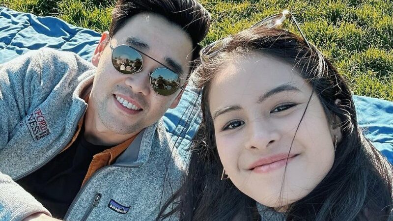 Cekricek.id – Maudy Ayunda beberapa waktu terakhir kerap membagikan foto liburannya bersama suami oppa Koreanya, Jesse Choi, di media sosial. Mereka tampil sangat natural di tengah hamparan pemandangan alam yang masih asri.