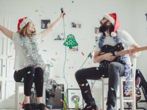 Cekricek.id - Ada banyak sekali lagu bertema natal yang bisa dijadikan rekomendasi untuk memeriahkan suasana hari natal. Terlebih bagi setiap pasangan, setiap hari bisa mereka diisi dengan romansa.