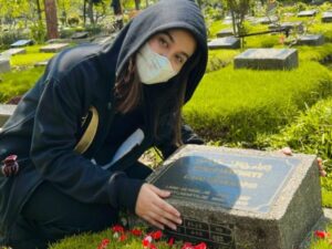 Cekricek.id – Mayang Lucyana, adik kandung mendiang Vanessa Angel sering disebut-sebut tak memiliki paras wajah yang mirip dengan kakaknya. Meski begitu, setelah foto mendiang ibu kandung mereka dibagikan, rupanya anak perempuan Doddy Sudrajat itu lebih mirip sang ibu.