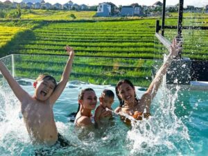 Cekricek.id – Jessica Iskandar memamerkan fasilitas rumah baru hadiah dari suami tercintanya. Rumah yang dikelilingi dengan pemandangan alam yang asri itu sukses membuat banyak orang iri karena sangat cantik dan cocok menjadi hunian impian bagi sebagian orang.