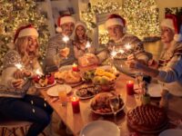 Cekricek.id – Libur natal dan tahun baru identik dengan kumpul bareng keluarga besar. Tentu saja ada banyak hal yang akan terjadi jika satu keluarga besar sudah saling bertemu. Berbagai rasa ingin tahu lewat rentetan pertanyaan juga akan saling menghujam pada anggota keluarga lain.