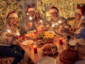 Cekricek.id – Libur natal dan tahun baru identik dengan kumpul bareng keluarga besar. Tentu saja ada banyak hal yang akan terjadi jika satu keluarga besar sudah saling bertemu. Berbagai rasa ingin tahu lewat rentetan pertanyaan juga akan saling menghujam pada anggota keluarga lain.