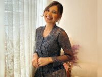 Cekricek.id – Indah Permatasari tampil sangat menawan dengan setelan kebaya tradisional yang dikenakannya. Istri komedian Arie Kriting itu menuai banyak pujian yang menyebutnya memiliki pesona khas wanita Indonesia yang kental.