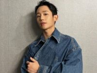 Cekricek.id – Aktor tampan Jung He In asal Korea Selatan memang memiliki banyak penggemar. Bukan hanya parasnya yang dikagumi tapi juga bakat aktingnya yang luar biasa. Dia bahkan sudah sering menerima penghargaan di dunia seni peran yang dia geluti itu.