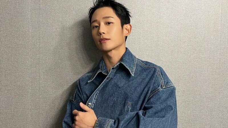 Cekricek.id – Aktor tampan Jung He In asal Korea Selatan memang memiliki banyak penggemar. Bukan hanya parasnya yang dikagumi tapi juga bakat aktingnya yang luar biasa. Dia bahkan sudah sering menerima penghargaan di dunia seni peran yang dia geluti itu.