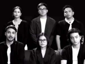 Cekricek.id – Umay Shahab kembali unjuk gigi dengan menghadirkan karya film yang disutradari oleh dirinya sendiri. Bertajuk “Ketika Berhenti di Sini”, ini merupakan karyanya yang kesekian selama berada di dunia hiburan belakang layar.