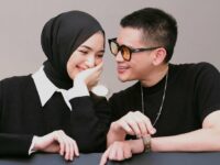 Cekricek.id – Aktor tampan Rezky Aditya dituding sebagai pelaku video syur oleh warganet. Hal itu tak lain karena video asusila yang baru-baru ini beredar memperlihatkan sosok pria dengan wajah yang mirip dengan aktor yang pernah bermain sinetron bersama Nikita Willy itu.