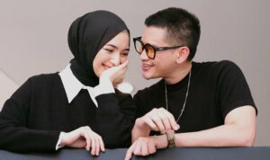 Cekricek.id – Aktor tampan Rezky Aditya dituding sebagai pelaku video syur oleh warganet. Hal itu tak lain karena video asusila yang baru-baru ini beredar memperlihatkan sosok pria dengan wajah yang mirip dengan aktor yang pernah bermain sinetron bersama Nikita Willy itu.