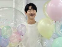 Cekricek.id – Song Joong Ki baru-baru ini, mengonfirmasi hubungan asmaranya dengan seorang wanita Inggris. Hal itu disampaikan melalui HighZium Studio milik agensi yang menaunginya. Keduanya, telah berkenalan melalui seorang seorang teman pada tahun lalu, dan wanita yang beruntung menjadi kekasihnya ini berasal dari kalangan non selebriti.