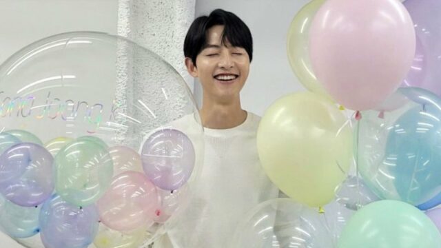 Cekricek.id – Song Joong Ki baru-baru ini, mengonfirmasi hubungan asmaranya dengan seorang wanita Inggris. Hal itu disampaikan melalui HighZium Studio milik agensi yang menaunginya. Keduanya, telah berkenalan melalui seorang seorang teman pada tahun lalu, dan wanita yang beruntung menjadi kekasihnya ini berasal dari kalangan non selebriti.