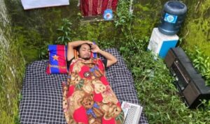 Cekricek.id – Sebuah desain kamar bertema alam belum lama ini berhasil membuat jagat dunia maya heboh. Pasalnya, di dalam ruangan yang cukup kecil itu hanya dipenuhi oleh rerumputan liar di lantai hingga lumur tebal yang melekat di dindingnya. Mungkin jika tak ada kasur dan bantal yang terbentang di dalamnya, siapa pun pasti mengira bahwa itu adalah bangunan kosong.