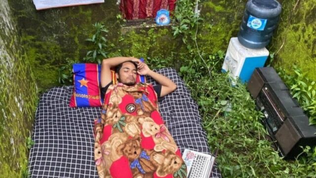 Cekricek.id – Sebuah desain kamar bertema alam belum lama ini berhasil membuat jagat dunia maya heboh. Pasalnya, di dalam ruangan yang cukup kecil itu hanya dipenuhi oleh rerumputan liar di lantai hingga lumur tebal yang melekat di dindingnya. Mungkin jika tak ada kasur dan bantal yang terbentang di dalamnya, siapa pun pasti mengira bahwa itu adalah bangunan kosong.