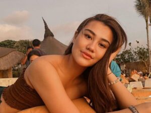 Cekricek.id – Aaliyah Massaid, putri dari Reza Artamevia dan almarhum Adjie Massaid kini sudah tumbuh dewasa dan menurunkan kecantikan ibunya. Hal itu terlihat dari berbagai unggahan di salah satu akun media sosialnya yang menampilkan kabar terbaru dari perempuan berusia 20 tahun itu.