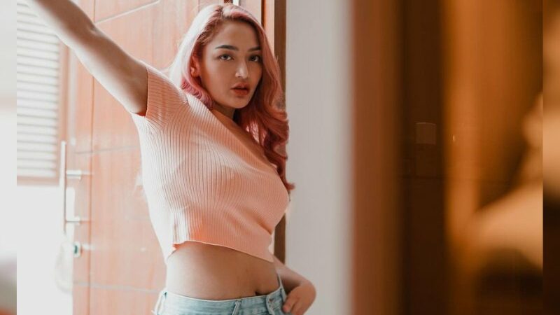 Cekricek.id – Siti Badriah akhinya mengaku sudah percaya diri kembali untuk mengenakan pbaju crop top semenjak kelahiran anak pertamanya beberapa bulan lalu. Masih menjadi ibu menyusui, penyanyi dangdut cantik itu sudah terlihat lebih raming dari beberapa waktu yang lalu.