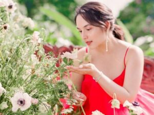 Cekricek.id – Chelsea Islan akhirnya kembali muncul di media sosial setelah beberapa waktu usai menggelar pesta pernikahannya. Dalam unggahan terbaru yang dia bagikan, aktris cantik itu tampil dengan balutan dress merah fanta bersama dengan suaminya yang berkemeja coklat muda dan celana panjang hitam.