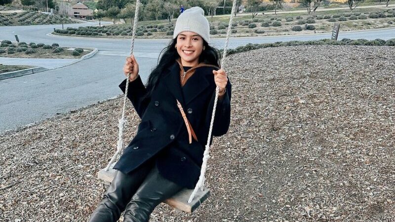 Cekricek.id – Maudy Ayunda memang memiliki kecantikan yang sangat natural, bahkan ketika tidak memakai riasan wajah saja dirinya tetap terlihat memesona. Hal itu terlihat dengan jelas dalam unggahan terbarunya, saat aktris cantik itu tampil dengan pakaian musim dingin dan sebuah kupluk yang terpasang di atas kepalanya.