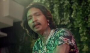 Cekricek.id – Sempat sangat viral pada masanya, Young Lex kini kembali kembuat kehebohan dengan video musik terbaru yang dibagikannya di kanal YouTube pribadinya. Penyanyi dan rapper tanah air itu tampil tanpa busana pada salah satu adegan di video musik berjudul “You Know Lah” itu.