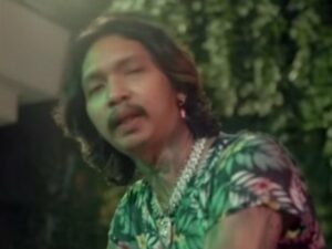 Cekricek.id – Sempat sangat viral pada masanya, Young Lex kini kembali kembuat kehebohan dengan video musik terbaru yang dibagikannya di kanal YouTube pribadinya. Penyanyi dan rapper tanah air itu tampil tanpa busana pada salah satu adegan di video musik berjudul “You Know Lah” itu.