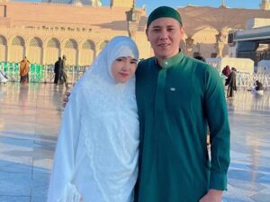 Via Vallen membagikan momen kebersamaanya dengan suami, Chevra tengah berada di tanah suci untuk melaksanakan ibadah umrah.