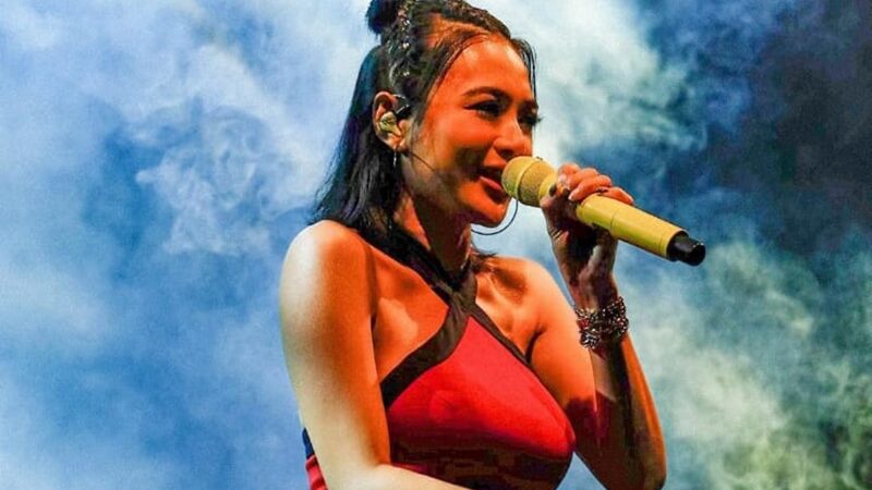 Wika Salim hebohkan jagat maya pamer penampilannya yang berkeringat saat berada di atas panggung yang menjadi pusat perhatian publik.