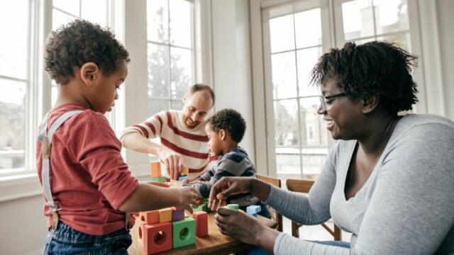 Cekricek.id - Masih banyak yang bertanya bagaimana hukumnya apabila mengadopsi anak yang masih memiliki orang tua, begini hukumnya