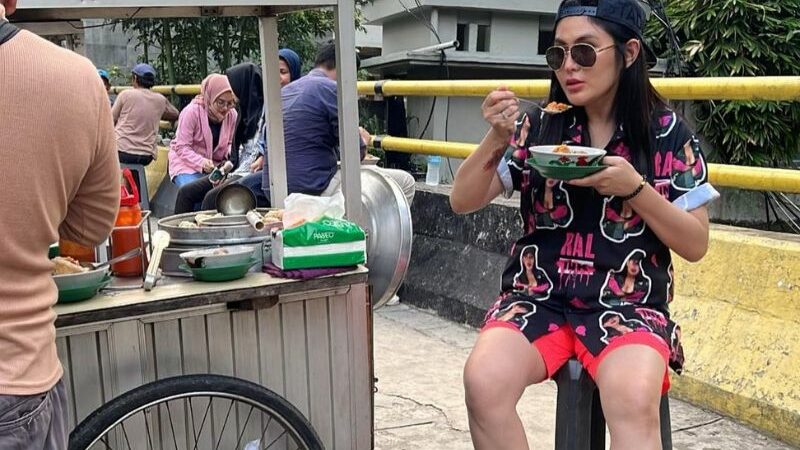 Cekricek.id - Sosok cantik Angela Lee dipuji netizen jadi semakin receh. Apalagi saat pose sedang makan bakso di pinggir jalan
