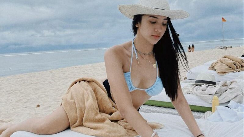 Cekricek.id - Rupanya Anya Geraldine memiliki salah satu hobi yang begitu unik, yaitu memiliki kebiasaan untuk membaca buku kenakan bikini