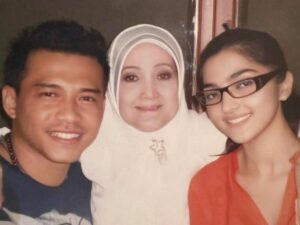 Cekricek.id - Netizen dibuat salfok dengan penampilan daripada Ashanty ketika masih begitu muda. Hal tersebut dikarenakan wajahnya persis Arsy