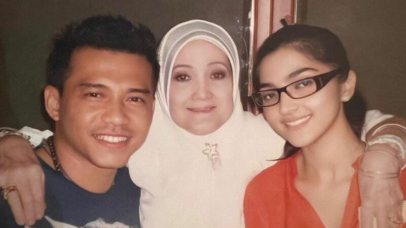 Cekricek.id - Netizen dibuat salfok dengan penampilan daripada Ashanty ketika masih begitu muda. Hal tersebut dikarenakan wajahnya persis Arsy