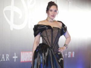 Cekricek.id - Artis cantik Chelsea Islan dipuji bagai putri keraton oleh banyak netizen di sosial media, dengan aura khas calon pengantin