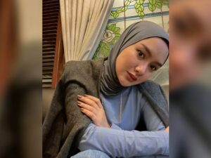 Cekricek.id - Penyanyi dangdut Cita Citata dipuji memiliki aura yang semakin bersinar. Apalagi semenjak memutuskan mantap berhijab