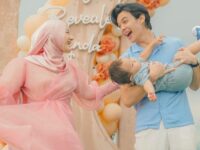 Cekricek.id - Netizen turut merasa bahagia melihat kabar bahagia disampaikan Dinda Hauw beserta sang suami, tentang calon anak keduanya