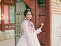 Cekricek.id - Sosok cantik Enzy Storia kembali menuai banyak pujian sebagai dewi saat pamer mengenakan pakaian tradisional Korea Selatan