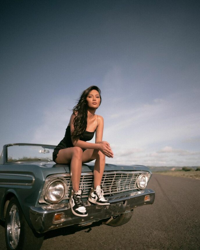 Rambut Diterbangkan Angin, Wajah Erika Carlina Dipuji Begitu Sensual 4 Lampiran Gambar