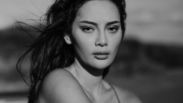 Cekricek.id - Penampilan dari Erika Carlina dipuji oleh netizen begitu sensual. Apalagi rambut panjangnya ini terlihat diterbangkan angin