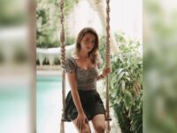 Cekricek.id - Wajah cantik Ersya Aurelia dipuji terlalu offside oleh netizen. Karena tampak begitu cantik saat hanya duduk di sebuah ayunan