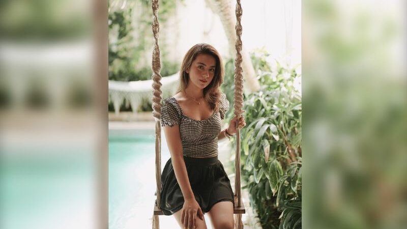 Cekricek.id - Wajah cantik Ersya Aurelia dipuji terlalu offside oleh netizen. Karena tampak begitu cantik saat hanya duduk di sebuah ayunan