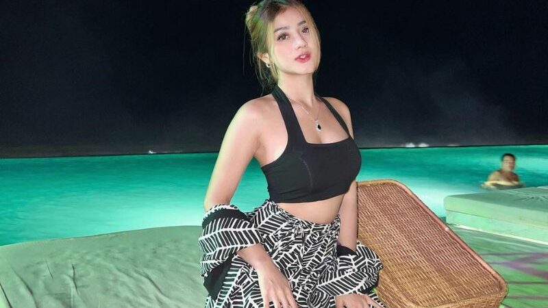 Cekricek.id - Banyak netizen meyakini jika matanya tidak akan minus jika melihat foto seksi dari Ghea Youbi, saat berpose di depan kolam renang