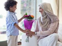 Cekricek.id - Sebenarnya ada sejumlah kiat atau cara untuk menghadapi orang tua yang memiliki sifat keras dan mengutamakan duniawi